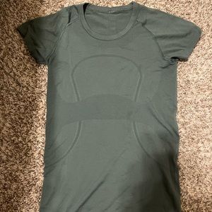 Lululemon Swiftly Tech Short Sleeve Tee in Green Size 6 or 8 — I cannot remember